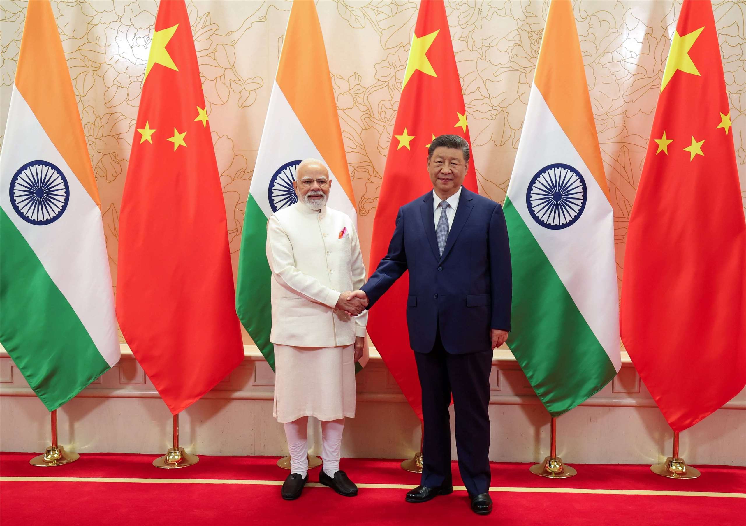 印度總理莫迪(左)成為上合峰會矚目焦點。(X@narendramodi)	