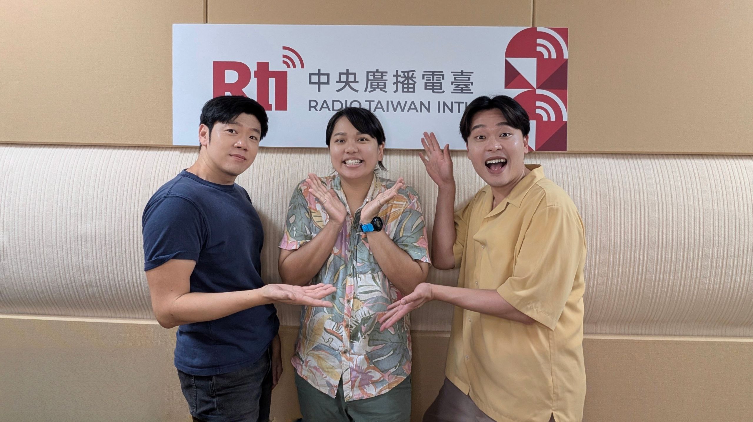 主持人亞特(左)、佑仁(右)與來賓Cony(中)