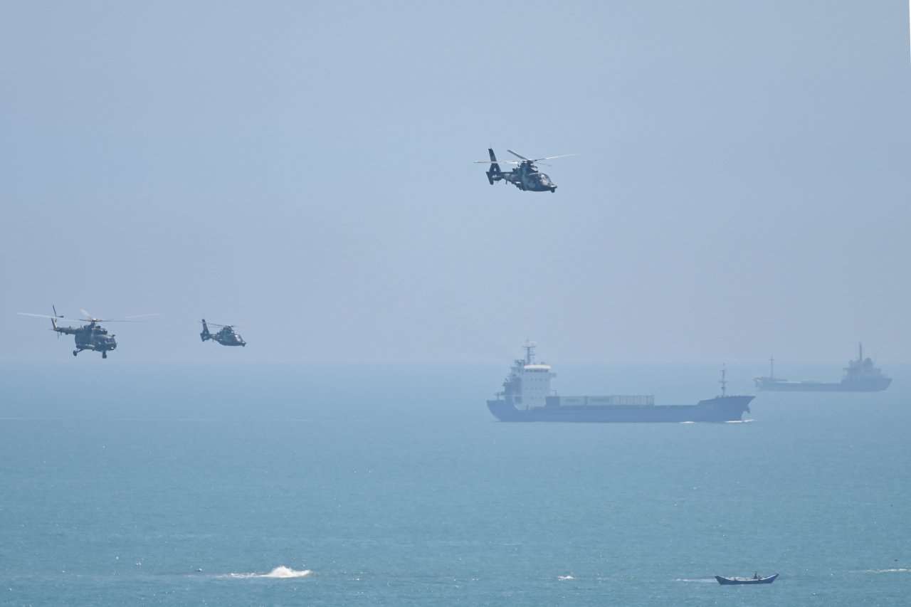 圖為共軍軍演，出動上百架戰機與10餘艘軍艦。