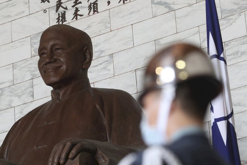 圖為中正紀念堂內前總統蔣介石銅像。(圖：中央社)