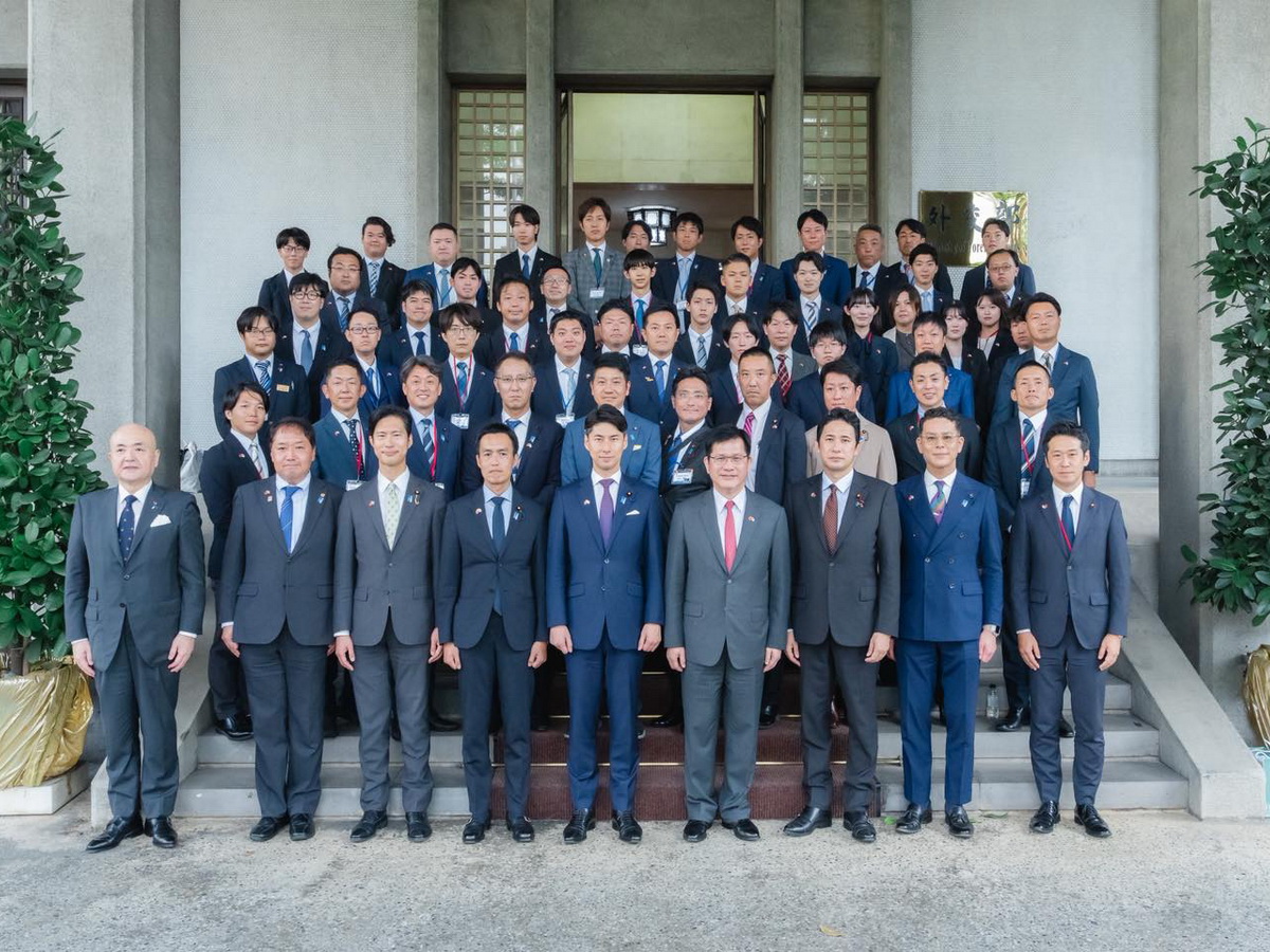 日本眾議員中曾根康隆率領自民黨青年局「海外研修團」來訪，外交部長林佳龍20日在社群平台發文說明會晤情況，並期盼友誼不斷深化 (圖取自林佳龍臉書)