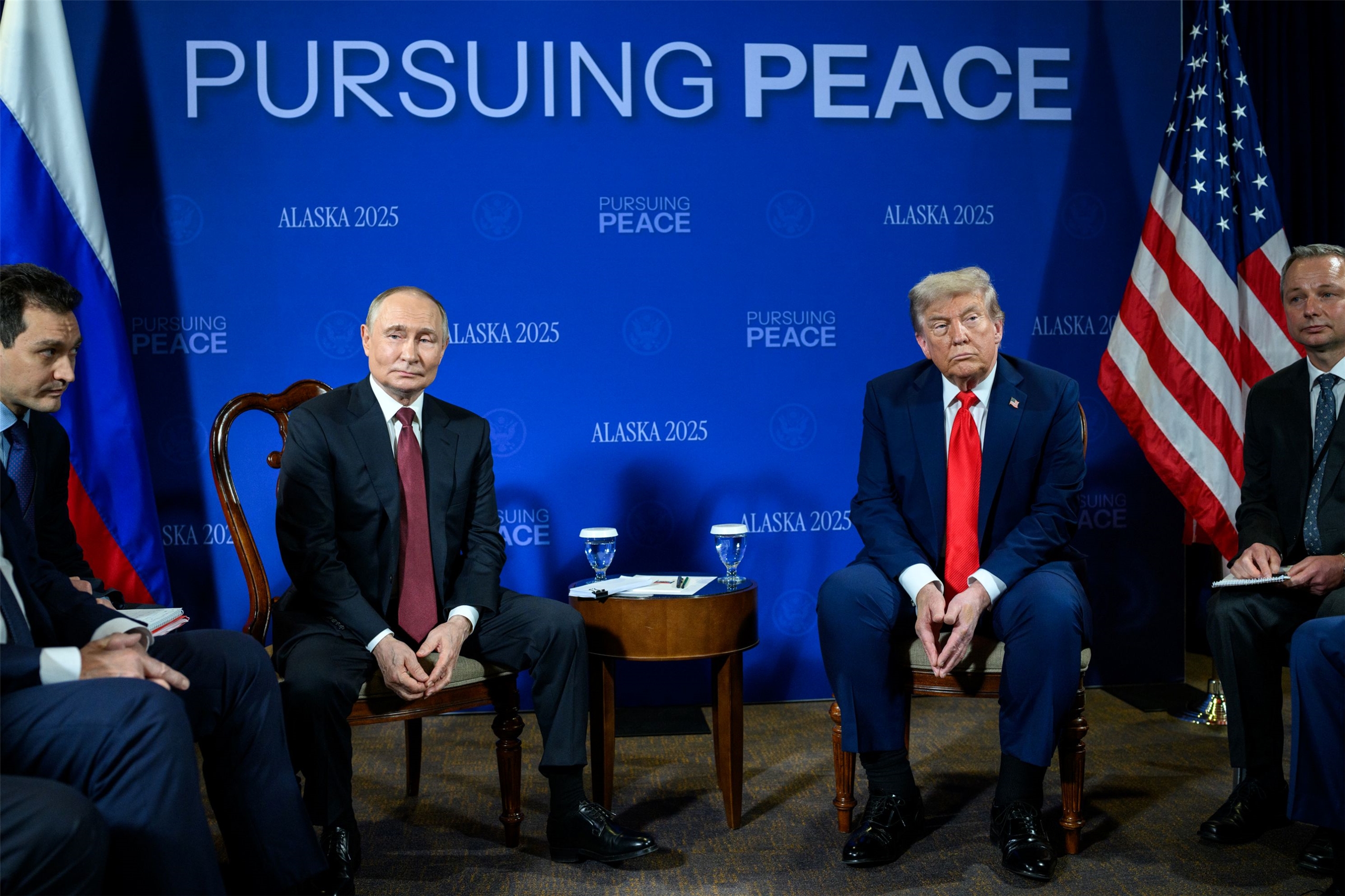 美國總統川普(右)與俄羅斯總統蒲亭(左)15日在阿拉斯加會談。(X平台/@WhiteHouse)