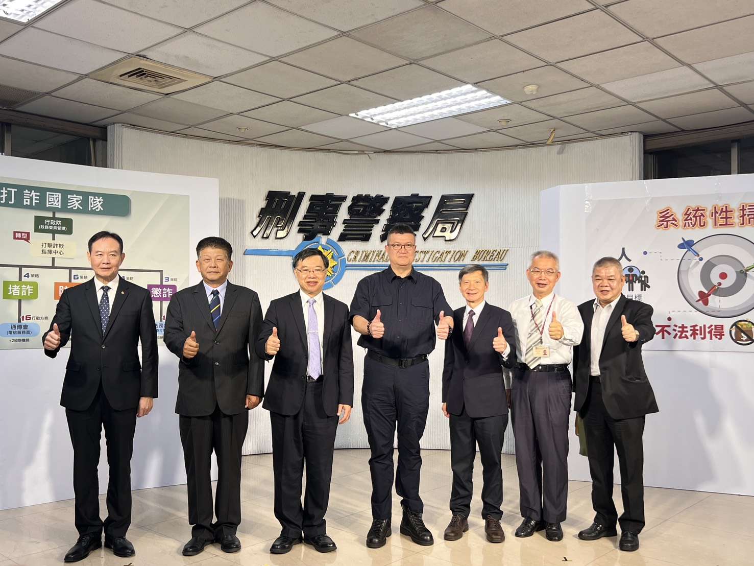 交通部高公局副局長彭煥儒(左起)、通傳會處長陳春木、財政部關務署署長彭英偉、內政部次長馬士元、法務部次長徐錫祥、警政署副署長李文章、刑事局局長周幼偉。(圖：刑事局提供)