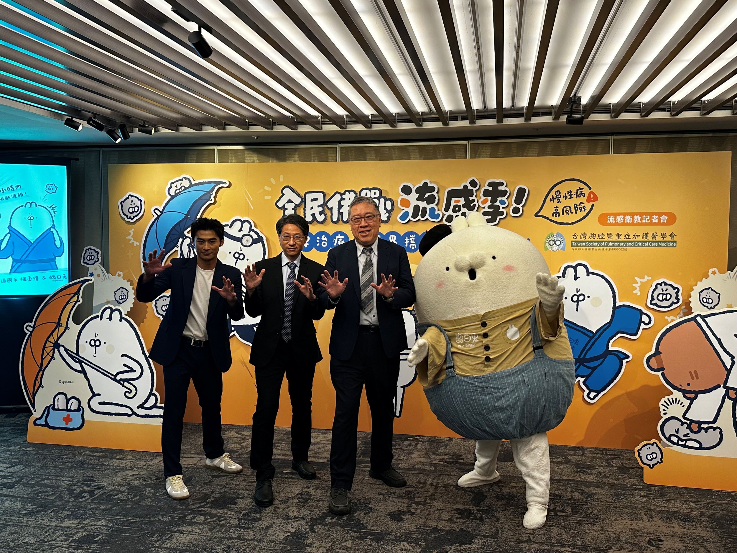 台灣胸腔暨重症加護醫學會理事長陳育民（右二）攜手柔道國手楊勇緯（左一）共同打擊流感。（楊雨青攝）