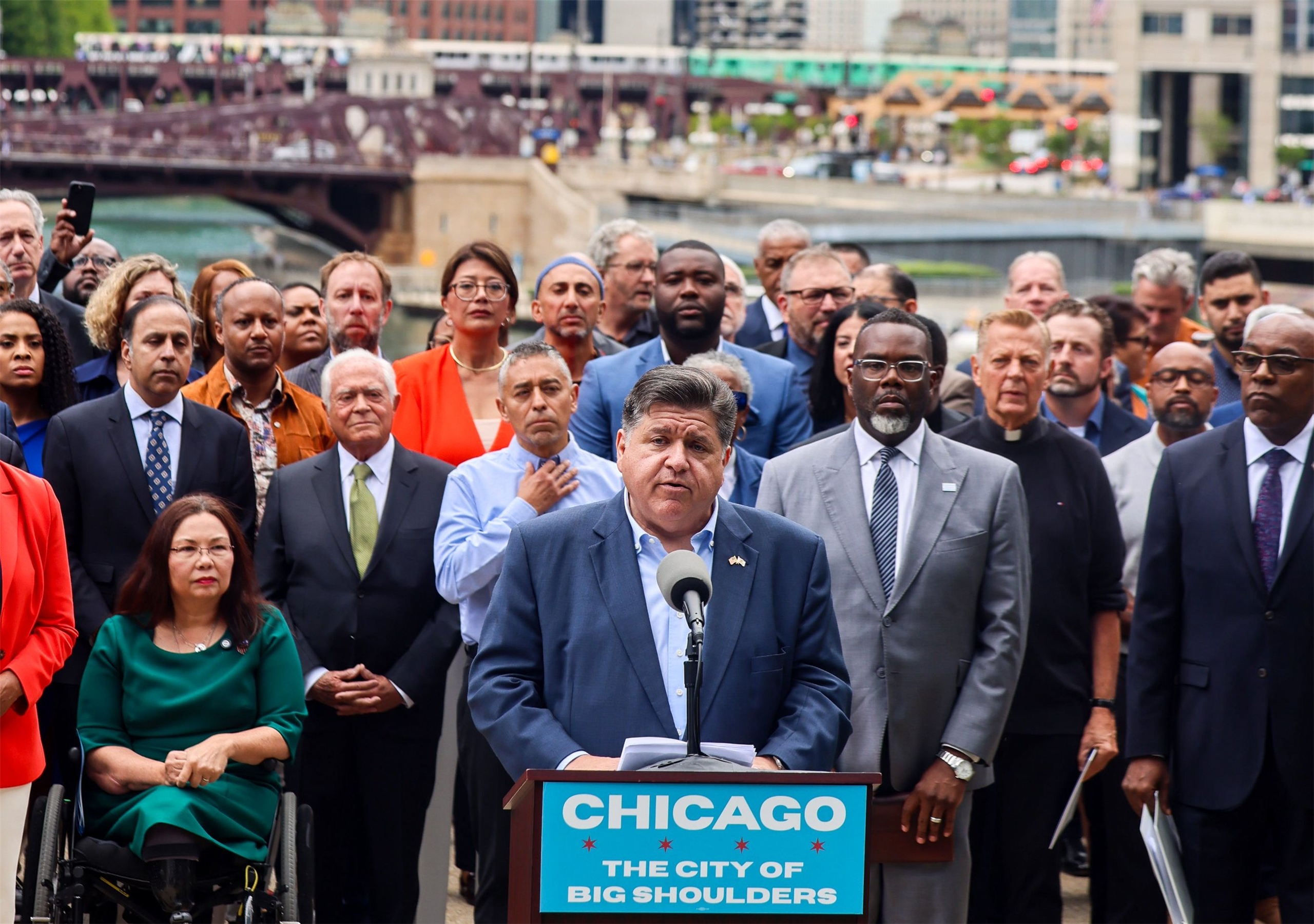 川普恐派兵芝加哥，伊利諾州長普里茨克：試圖恫嚇政治對手。 (圖:X@GovPritzker)