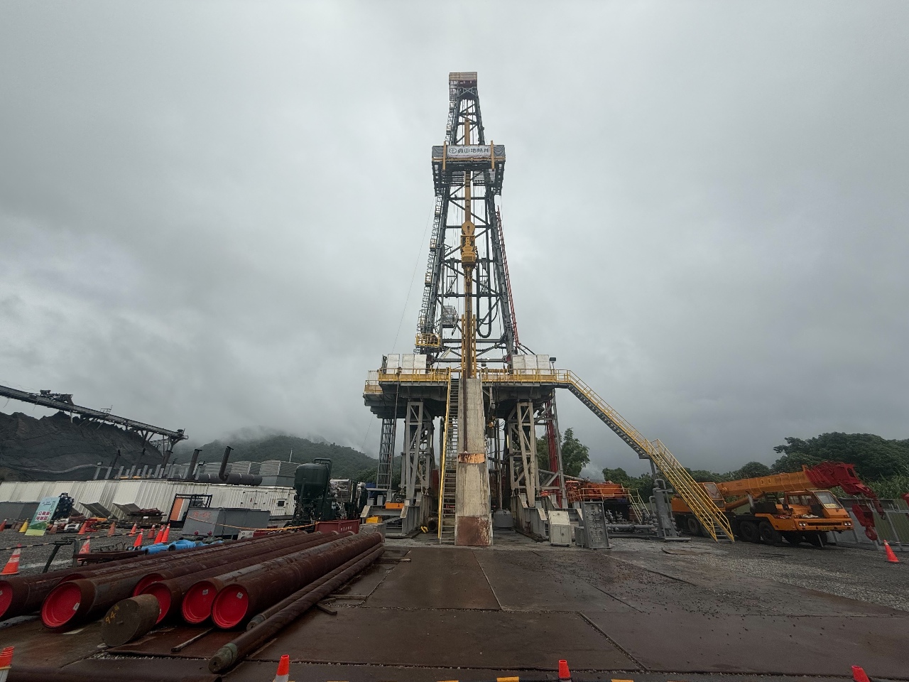 圖為中研院、中油2024年10月在宜蘭員山進行全台首座「深層地熱探測井」鑽探研究。(資料照/謝佳興 攝)