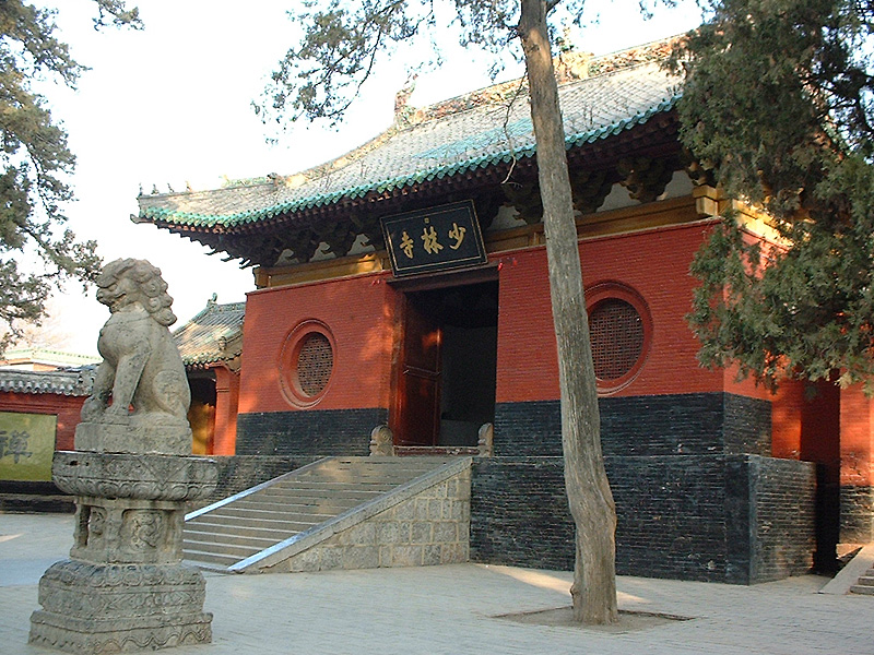 中國媒體發現，少林寺換了新住持之後，以往多項收費項目如平安香、掃碼布施等都已經取消。中國嵩山少林寺正門。(維基百科/CC BY-SA 3.0)