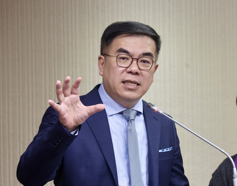 環境部長彭啓明26日在立院答詢時表示，已要求業者於9月5日前完成光電板廢棄物清理，若未達標將代為清除，並向業者求償。