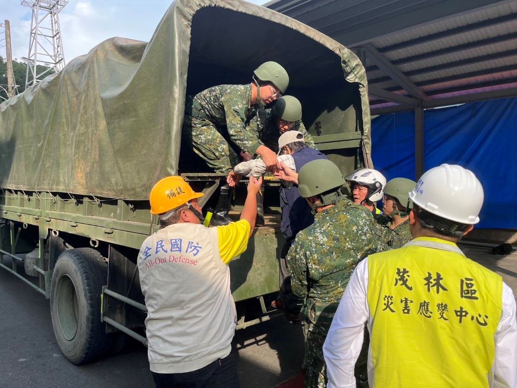 為應對中颱「楊柳」來襲，國軍第四作戰區派遣兵力分赴高雄六龜、茂林、那瑪夏等災害潛勢區，協助民眾進行預防性撤離。(第四作戰區提供)