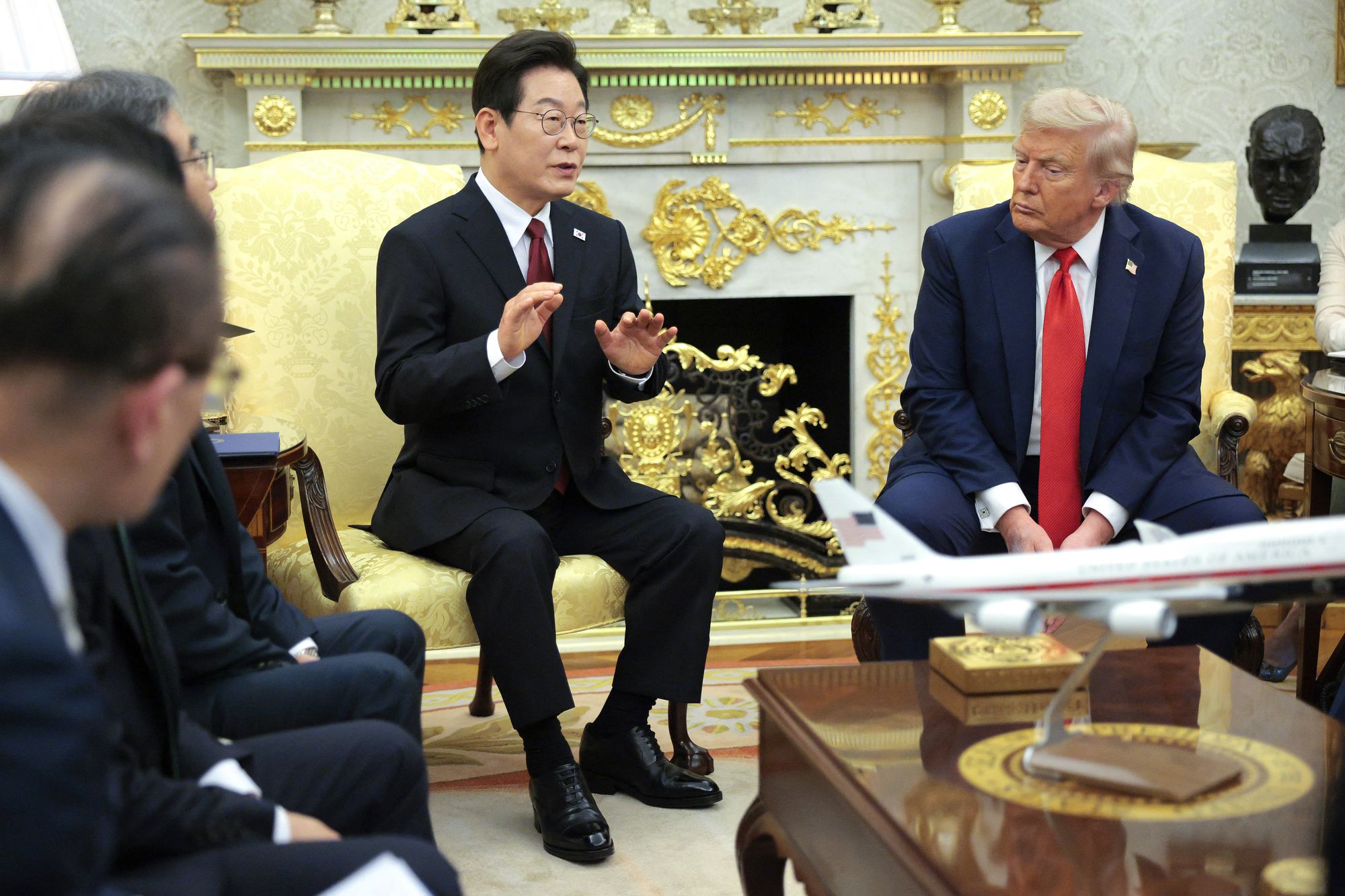 美國總統川普25日在白宮橢圓形辦公室歡迎南韓總統李在明。(AFP)