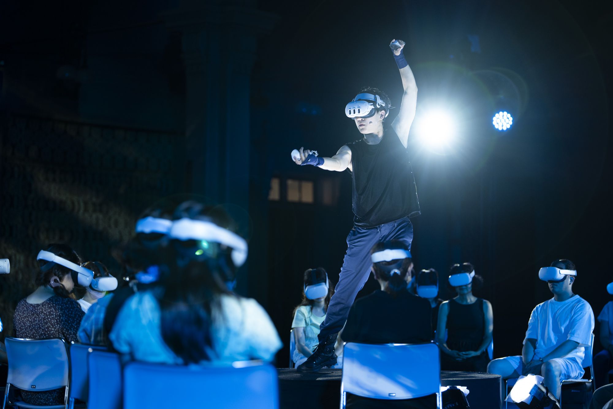 狠劇場導演周東彥的沉浸式 VR 作品《放開你的頭腦》，本週末首度登上大阪 We TAIWAN 活動，場場爆滿。(文化部提供)