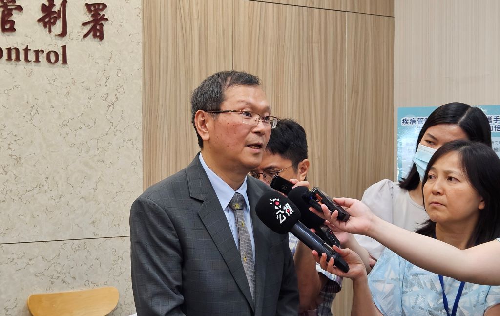 衛福部前常務次長周志浩於6月中旬屆齡退休後，其懸缺由「防疫五月天」之一的疾管署長莊人祥升任。莊人祥27日透過文字聲明感謝各界支持與協助，他表示未來會在衛福部繼續努力。資料照。(劉品希攝)