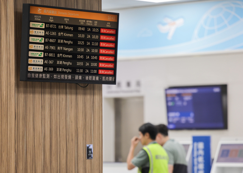 颱風楊柳逼近，國內線航班包含華信航空、立榮航空及德安航空等都宣布13日全數取消。圖為台北松山機場公告航班取消資訊資料照。(圖：中央社)