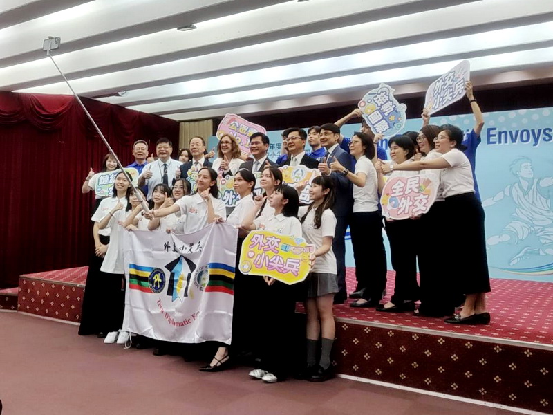 外交部「外交小尖兵訪問團」20日舉行出訪授旗儀式，團員與外長林佳龍開心自拍 (央廣記者王照坤 攝)