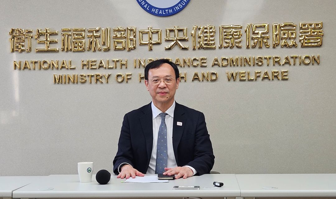 準衛福部長石崇良28日受訪表示，明年調漲健保費機率很低。(劉品希 攝)