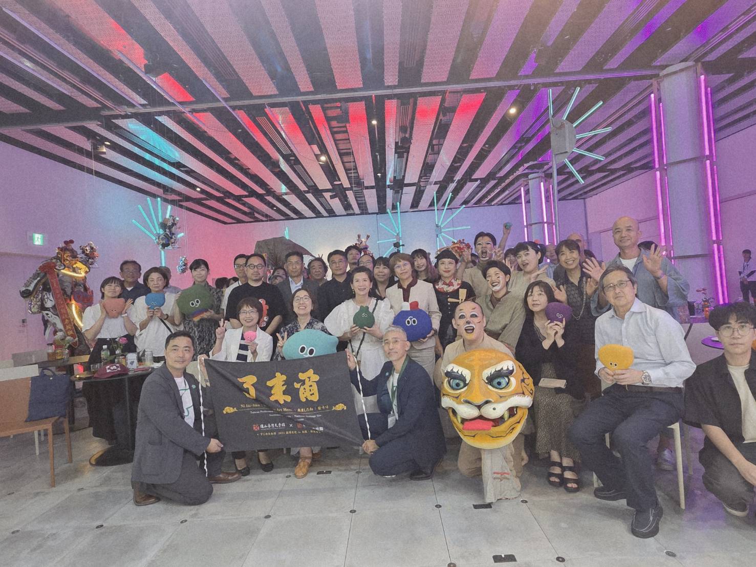 文化部所屬國立台灣文學館9日晚間在大阪 VS. 空間舉辦「文學之夜」，台日多位文學與文化界人齊聚一堂，為10日登場的We TAIWAN「魔幻台灣—台灣文學展」預熱。(江昭倫 攝)