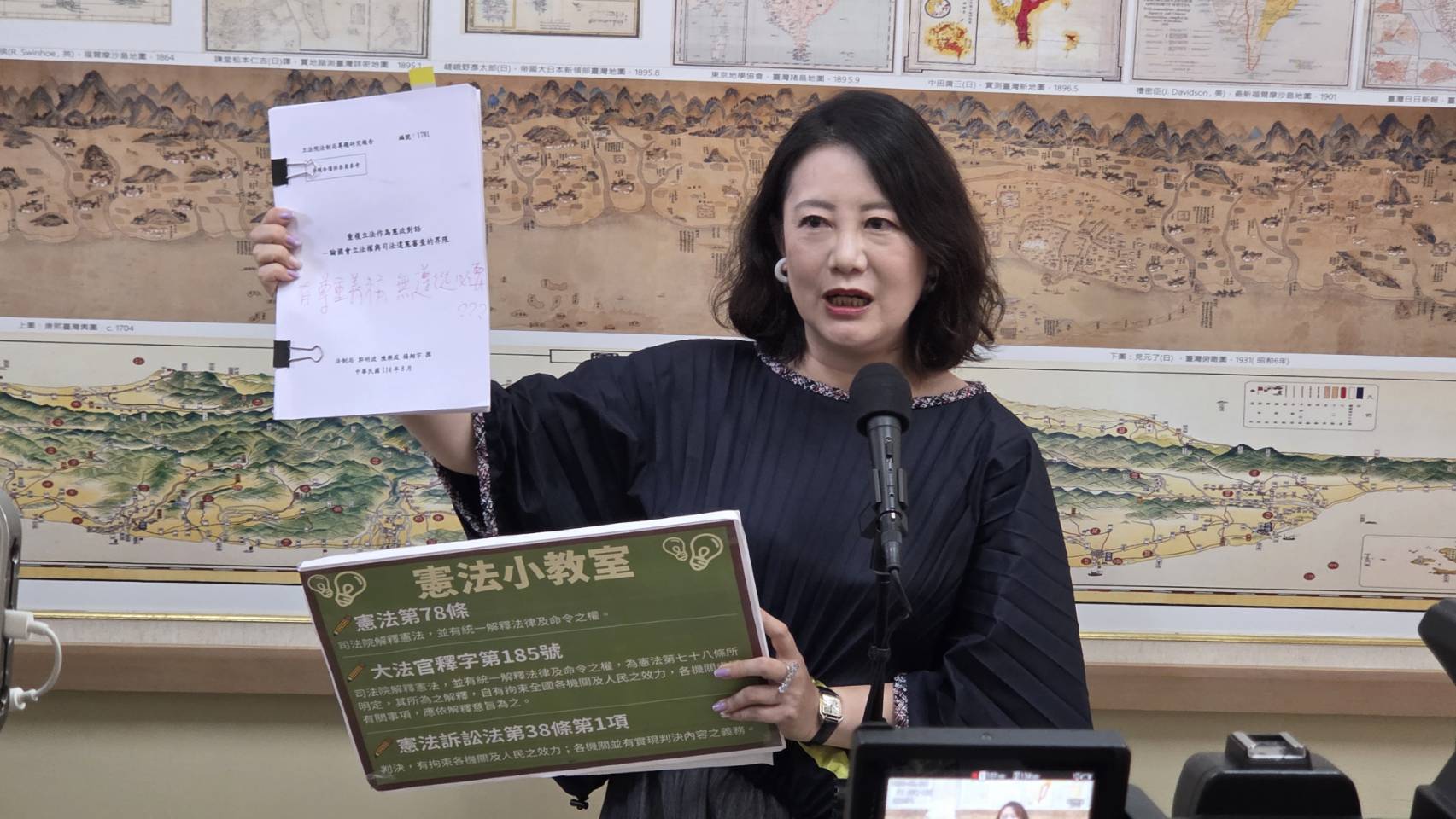 民進黨團幹事長吳思瑤批評立法法制局報告不中立。(劉玉秋攝)