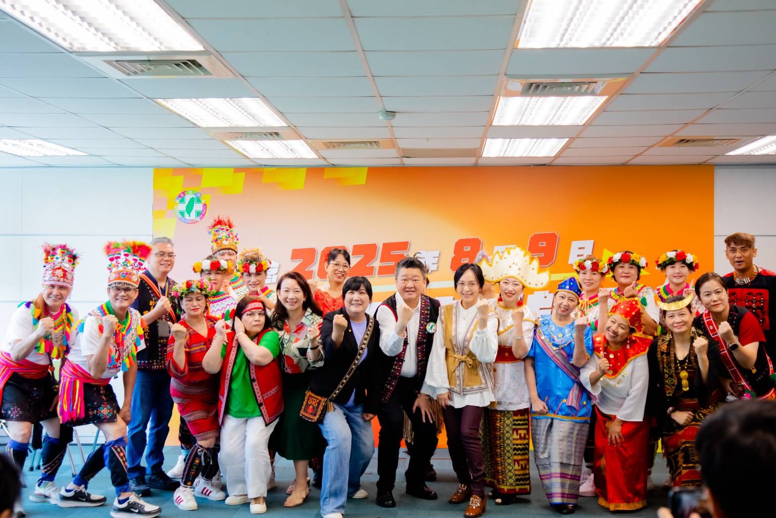 為紀念8月9日世界原住民族日，民進黨攜手新住民舉辦族語吟唱紀念活動。（圖：民進黨提供）