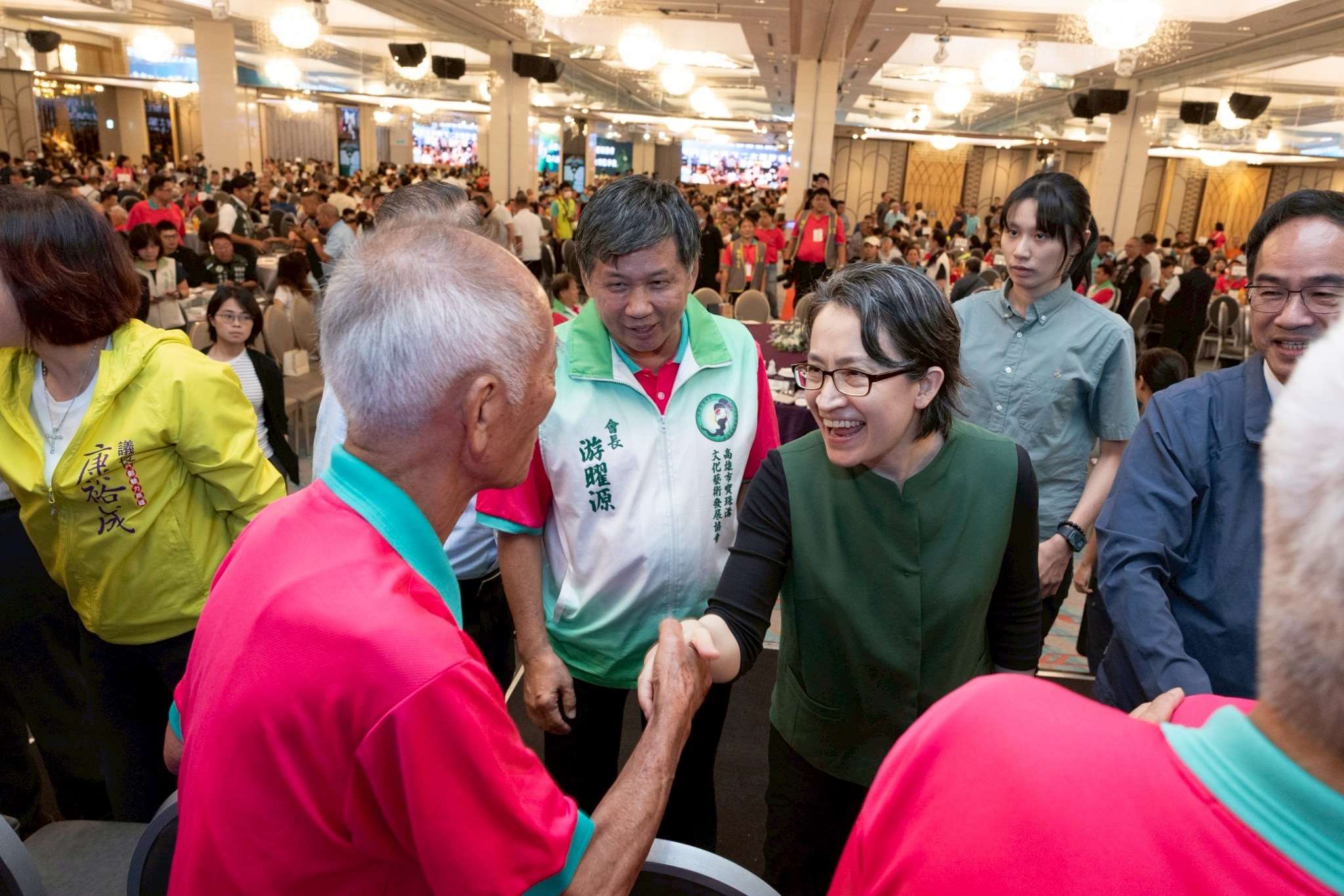 副總統蕭美琴31日晚間出席「高雄市寶珠溝文化藝術發展協會114年度會員大會暨餐會」，親切與民眾寒暄。（總統府提供）