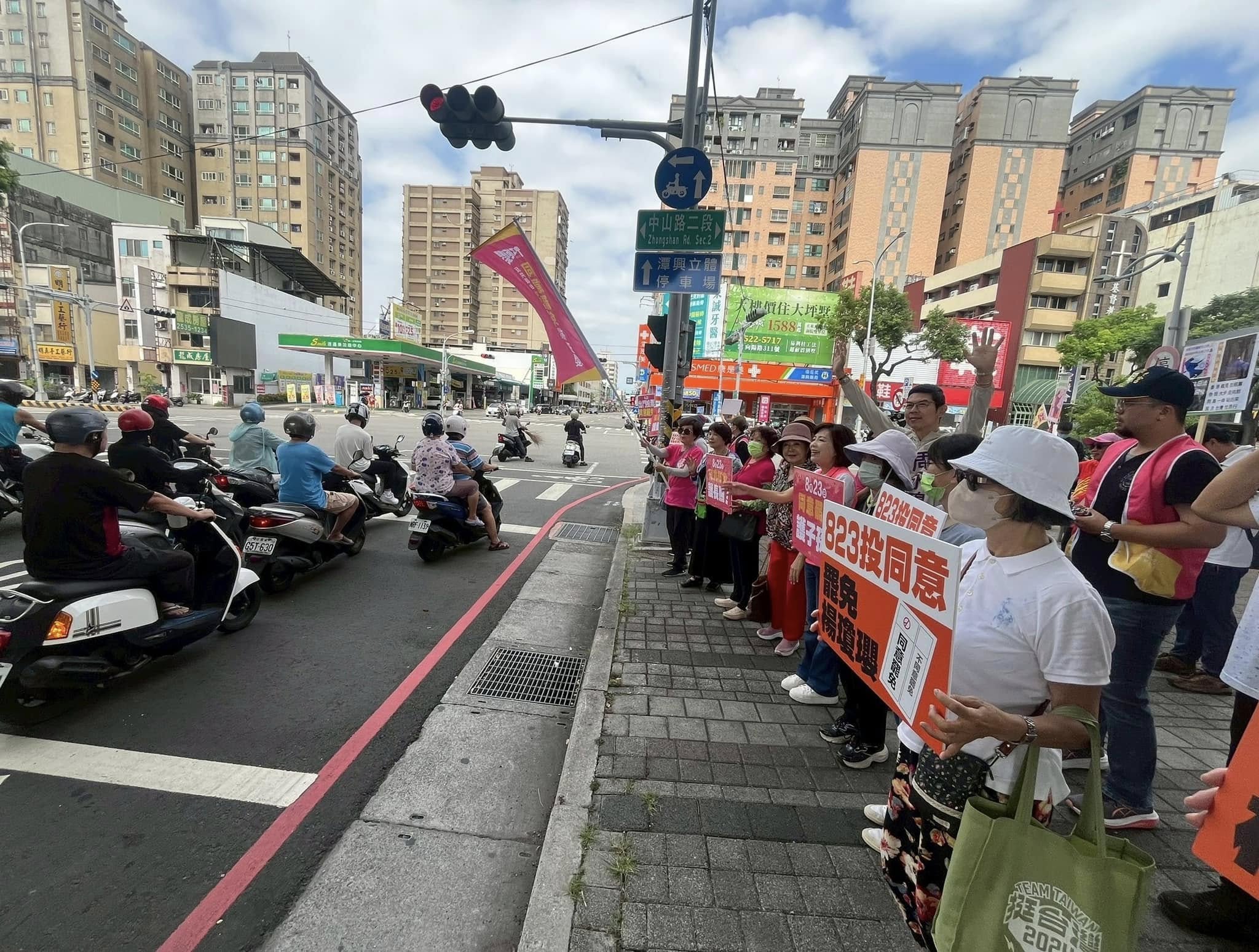 衝刺823罷免投票，民進黨台中市黨公職16日一早即出動站街頭宣傳。(圖取自台中市議員陳淑華粉專)