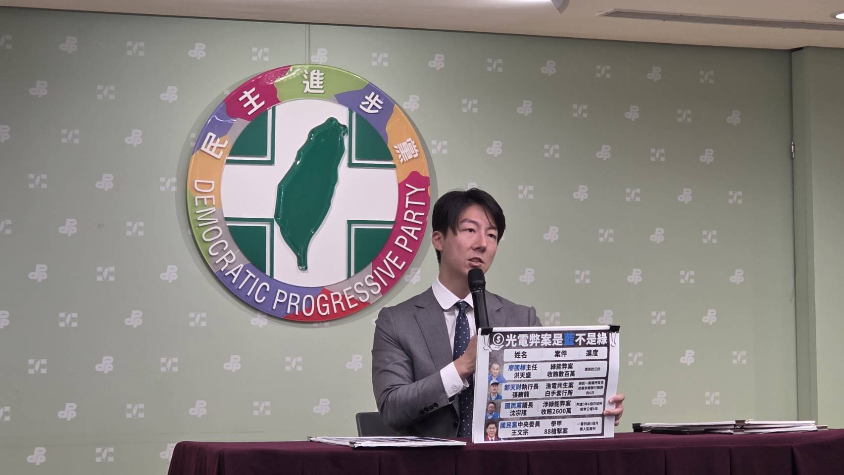 民進黨發言人吳崢27日證實，新任秘書長確實有要求未來回應輿情應秉持「222法則」，新聞、社群等部門也將以此原則強化媒體宣傳與輿論攻防。(劉玉秋 攝）