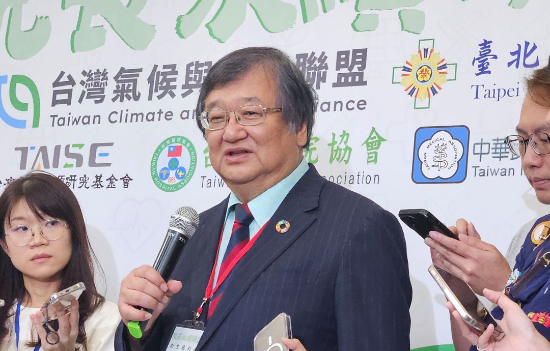 衛福部長邱泰源17日表示，盼用獎勵讓法制化水到渠成，雙和急性一般病床三班護病比預計8月可達標。(劉品希 攝)