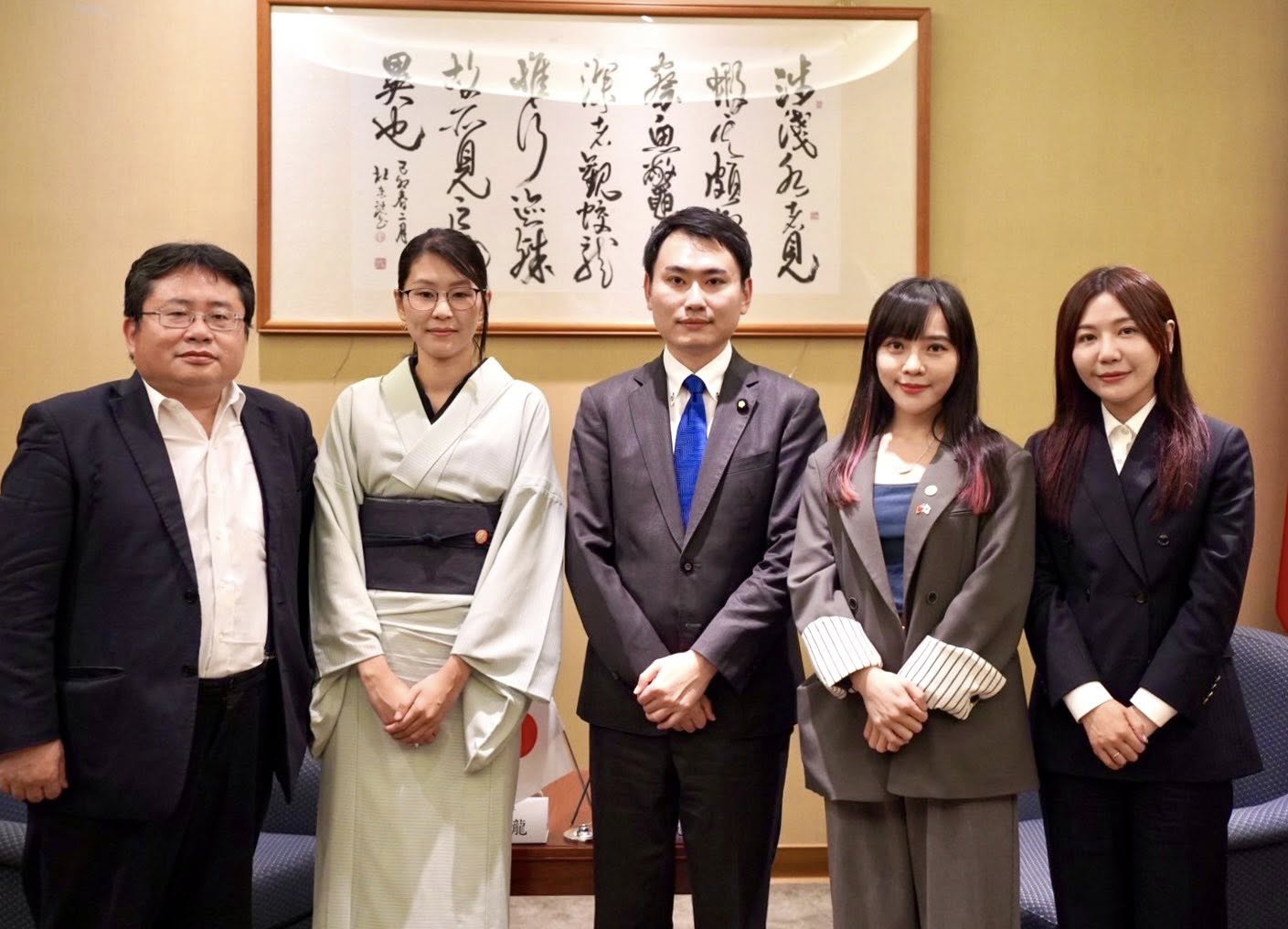 曾至香港參與反送中運動的日本社運人士平野雨龍（左二），21日在民進黨立委黃捷（右二）等人陪同下參訪立法院，並在立法院議場中合影留念。 (圖：Facebook@黃捷)