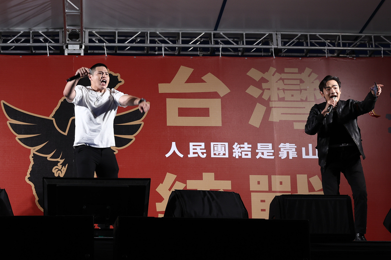 網紅閩南狼突爆料八炯「研究納粹如何操控群眾反共」、設立「納粹衝鋒隊發起革命」等言論，引發討論。圖為八炯(右)與閩南狼(左)等人發起的419「拒絕統戰 守護台灣」凱道大會師。(中央社)