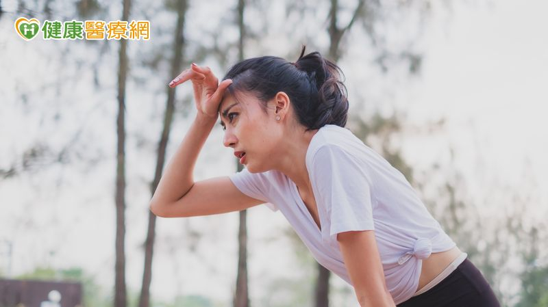 在高強度運動的狀態，只要溫度達到34°C，肝醣消耗率就顯著提升。楊承樺營養師表示，背後原因可能與高溫加上高強度運動，刺激更多腎上腺素分泌有關。