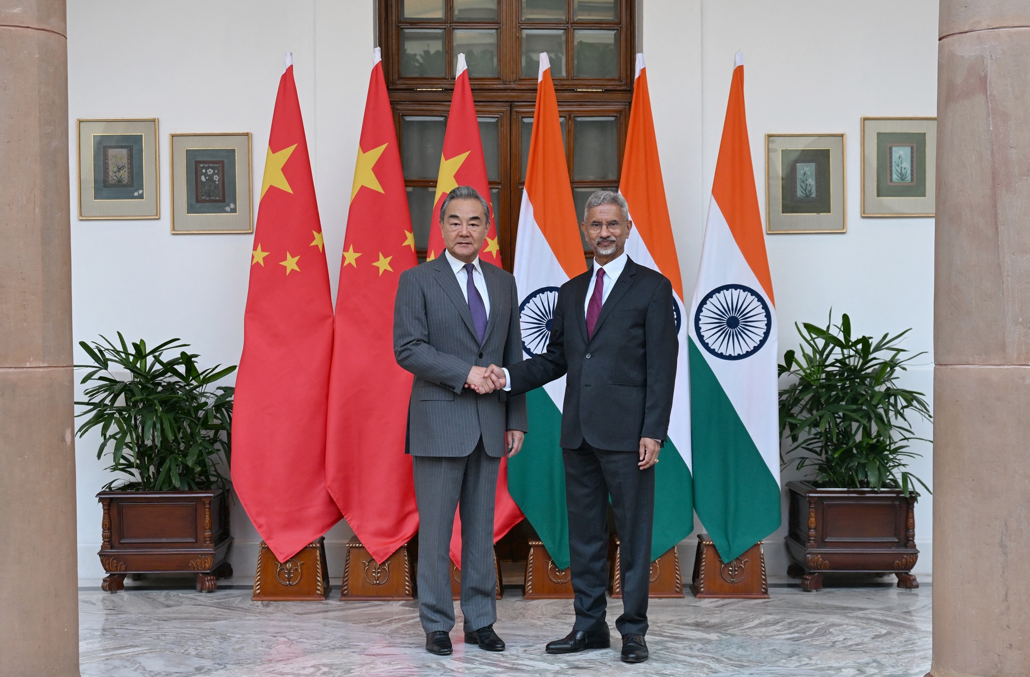 中國外長王毅18日與印度外長蘇杰生(Subrahmanyam Jaishankar)在新德里舉行會談。但會談紀實內容涉及「台灣屬中國」而引發外交爭議。