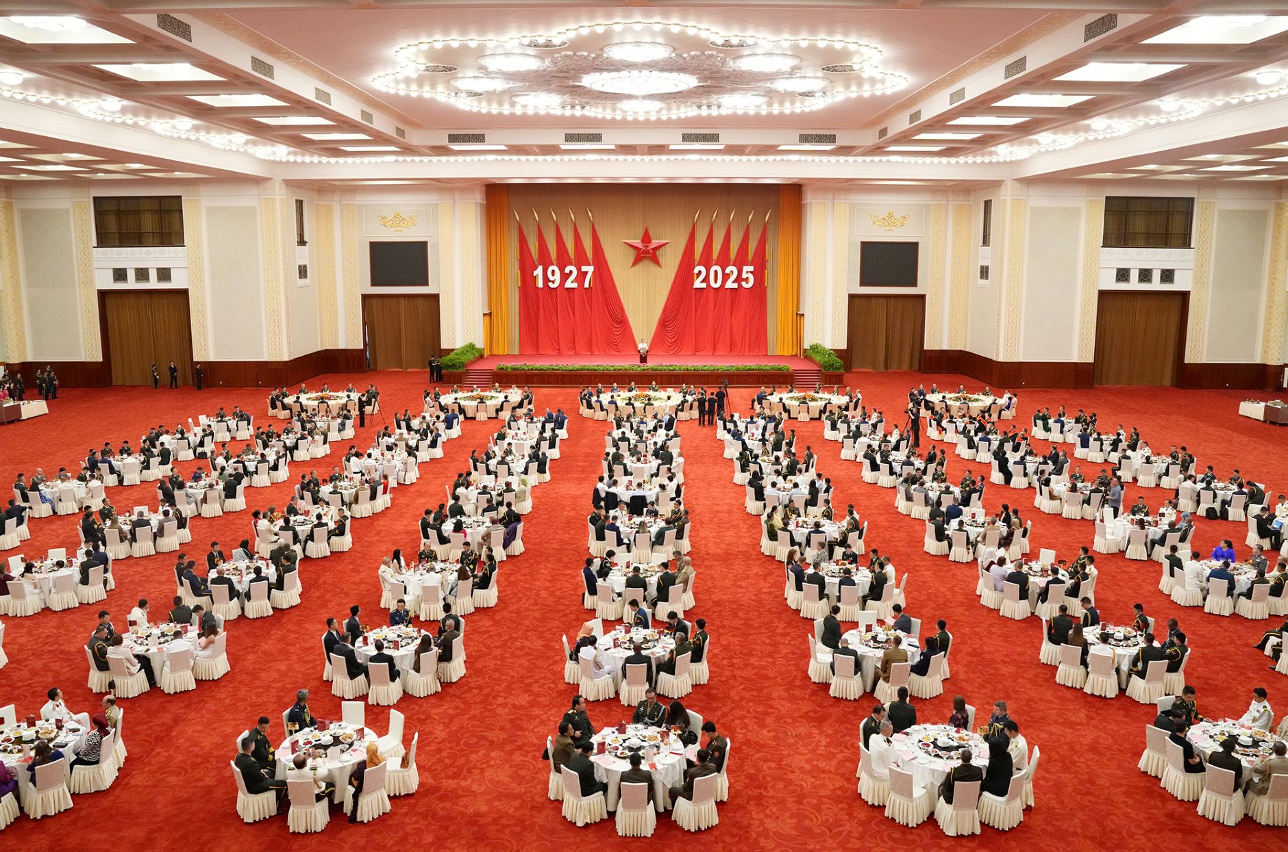 中國國防部7月31日在人民大會堂舉辦招待會，慶祝中國人民解放軍建軍98週年，但卻有7位上將缺席，再度引發關注。(圖:中國國防部官網)