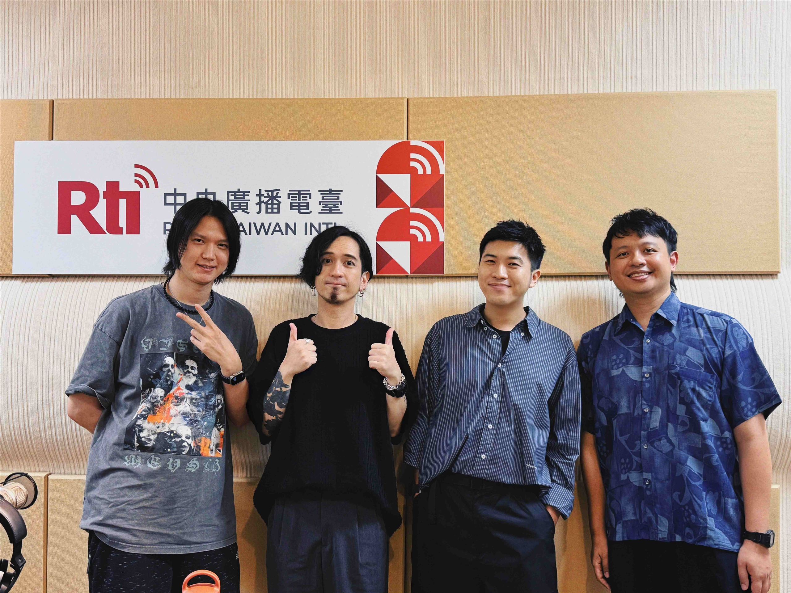 左至右：OVDS 主唱 孝君 / 草莓救星吉他手 阿尼 / 主持人 內克 / 緩緩bass手 石頭 