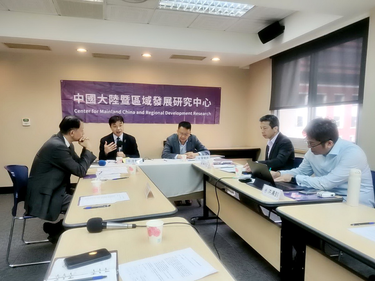 陸委會副主委沈有忠(左二)在東海大學「中國大陸暨區域發展研究中心」主辦的「台美日中四方互動的挑戰與前景」座談會表示，希望自由民主國家都拒絕出席中共93閱兵 (央廣記者王照坤 攝)