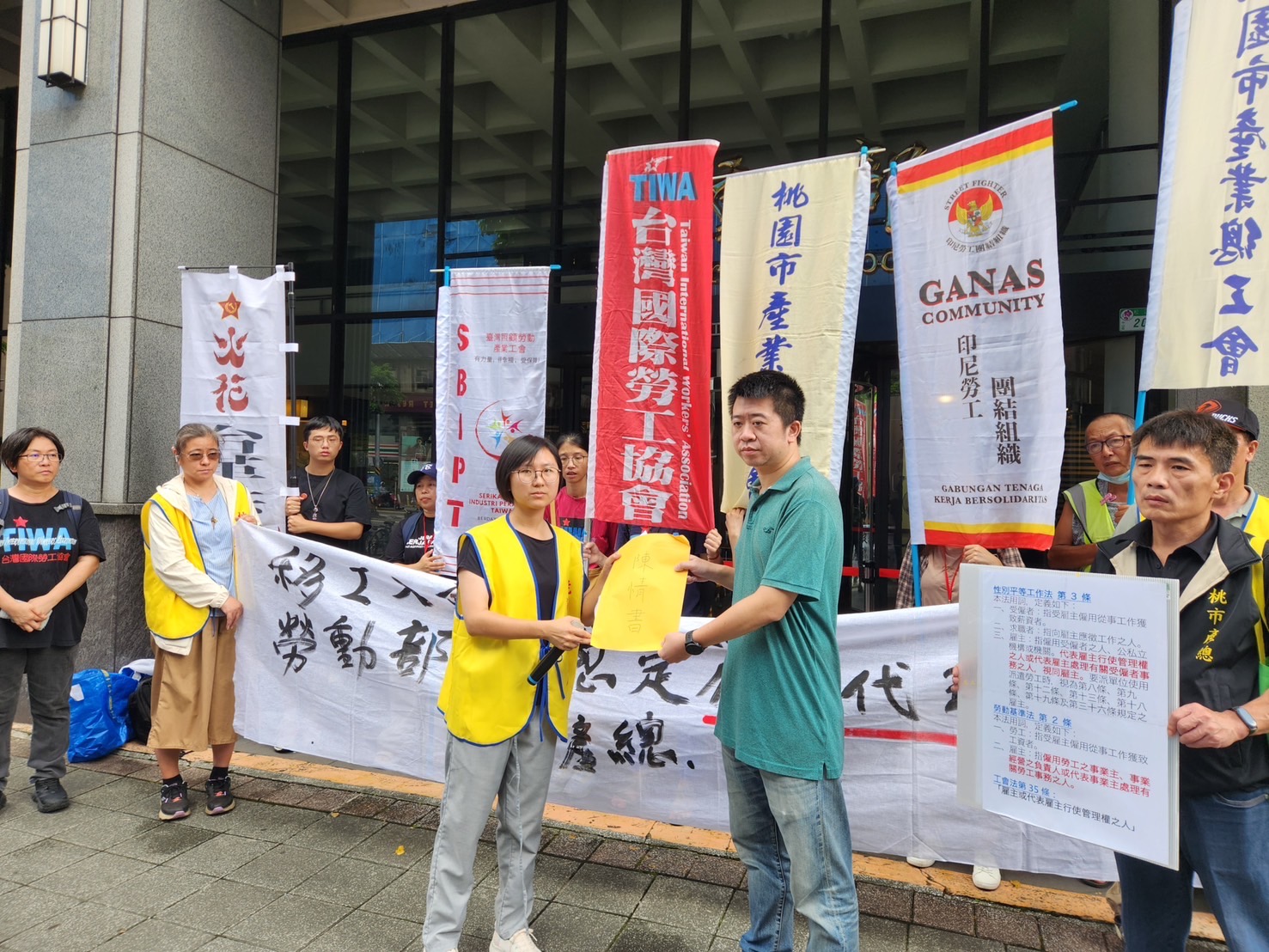 桃市產總呼籲勞動部主動將移工仲介納入工會法第35條的約束對象，認定仲介為「雇主或代表雇主行使管理權之人」。(桃市產總提供)