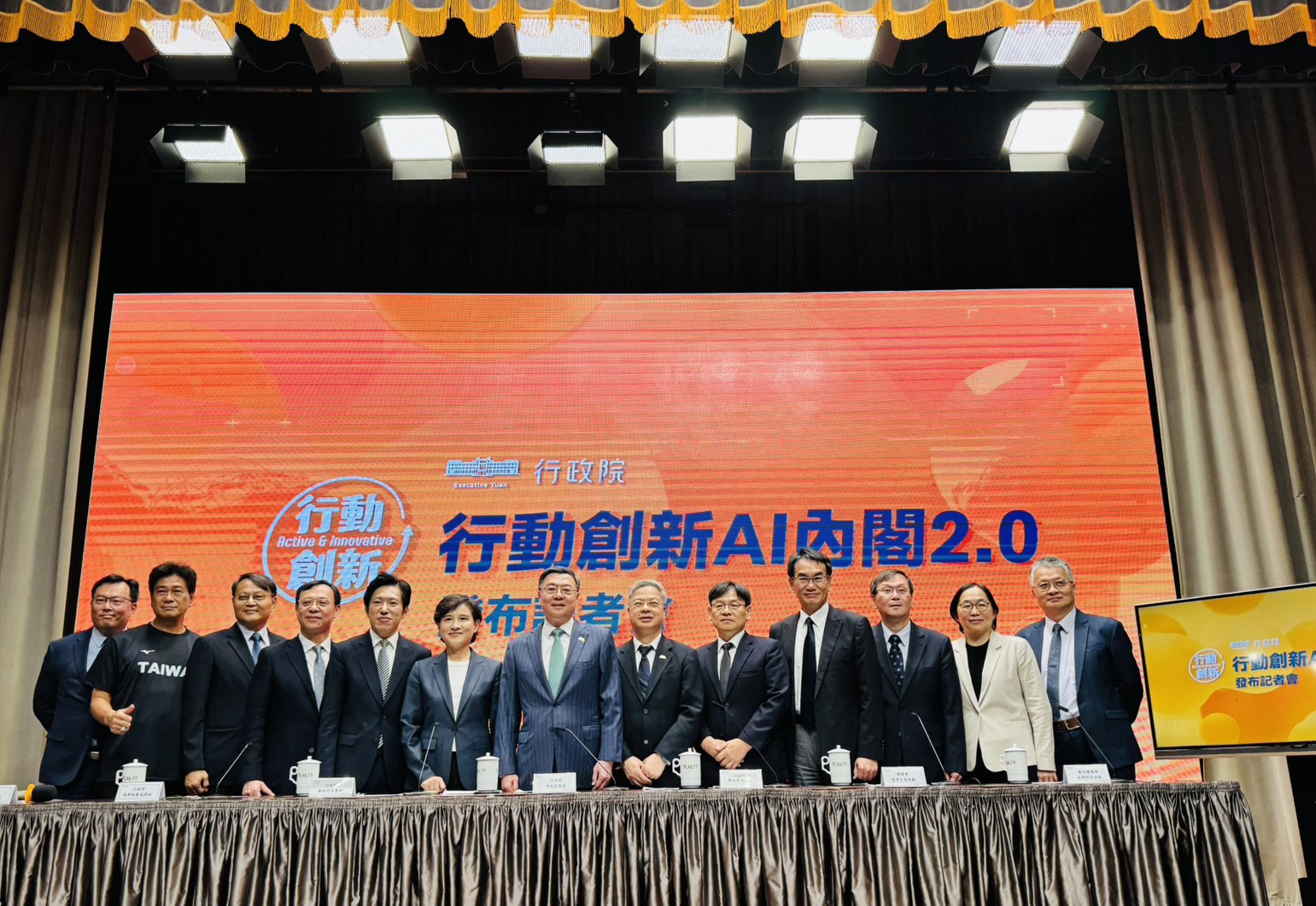 行政院今日(28日)舉行「行動創新AI內閣2.0發布記者會」，院長卓榮泰率多位準內閣成員亮相。(鄭佑漢 攝)