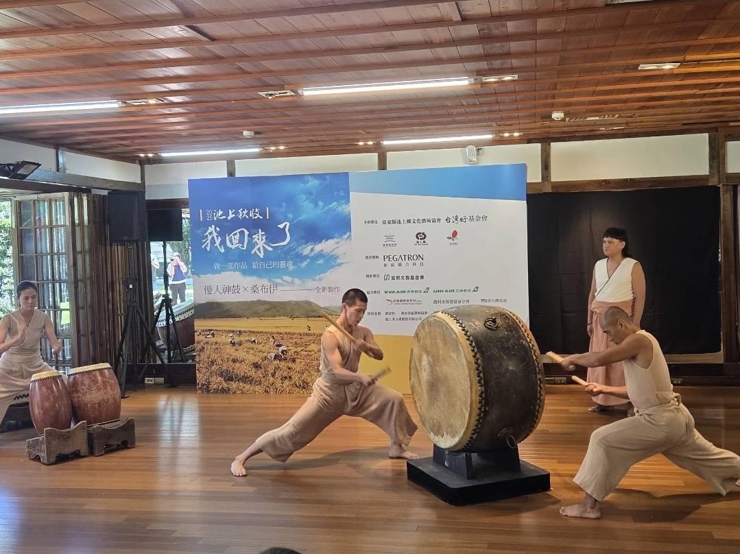 優人神鼓與桑布伊首度跨界合作，踏上池上秋收稻穗藝術節稻浪舞台。(江昭倫 攝)