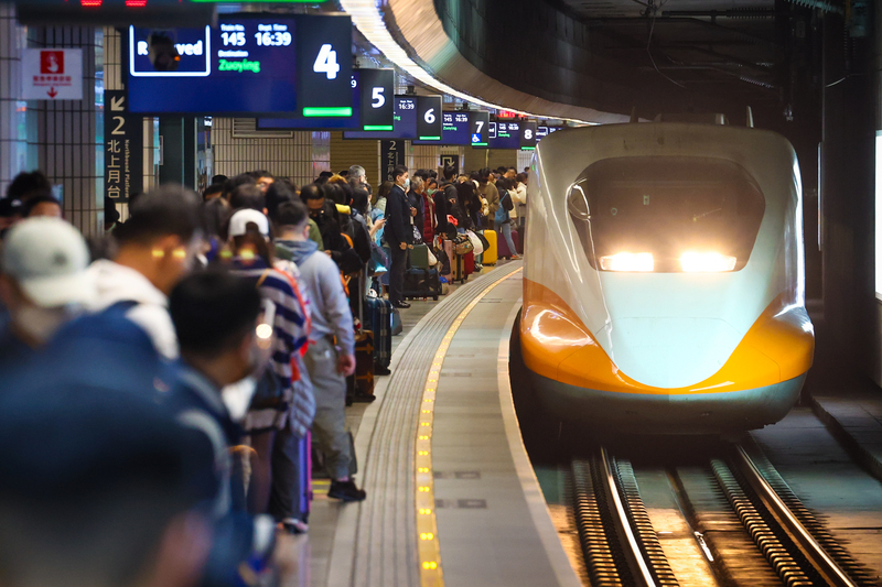 圖為高鐵板橋站月台上等候乘車的民眾。資料照。