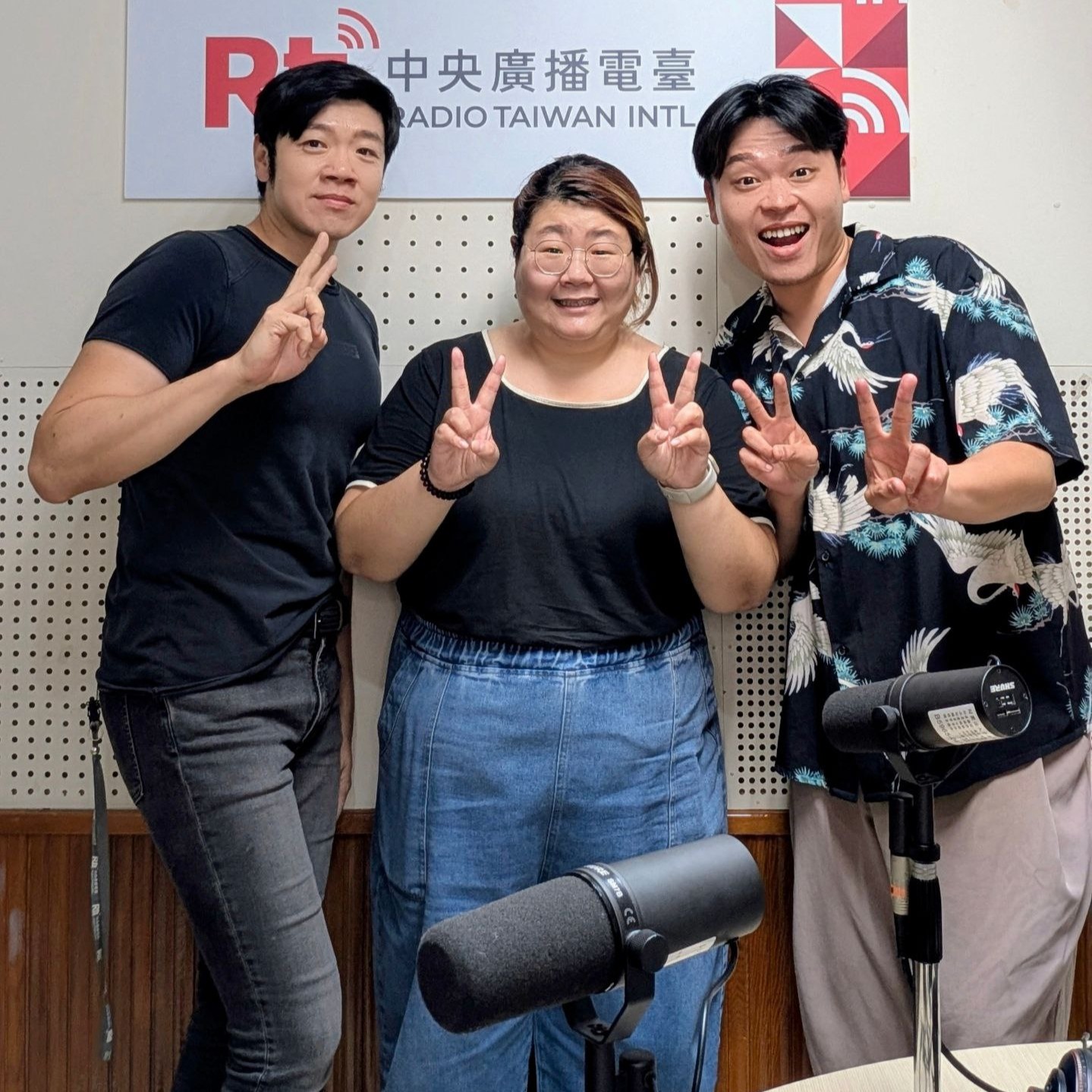 主持人亞特(左)、佑仁(右)與來賓張慧慈(小花媽，中)