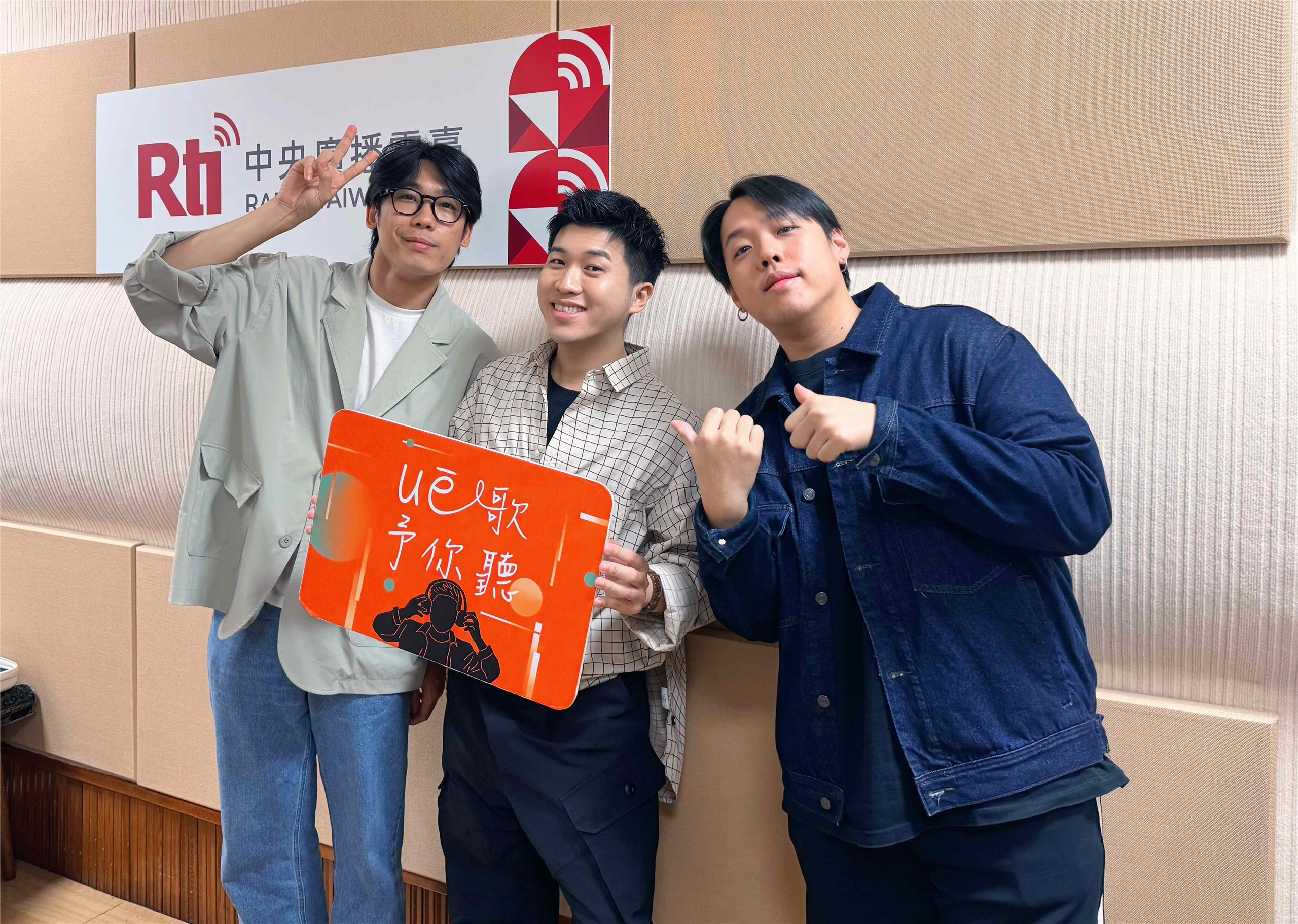 樂團忒修斯與主持人內克（中）