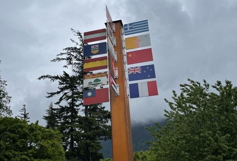 加拿大卑詩省霍普鎮的巴士站旁木桿上多年來掛有中華民國國旗，但去年因中國抗議被移除。經溫哥華僑胞和辦事處抗議，霍普鎮地方議會最近決定恢復懸掛國旗。圖為駐溫哥華辦事處處長劉立欣2022年行經當地時拍攝。（駐溫哥華辦事處處長劉立欣提供）