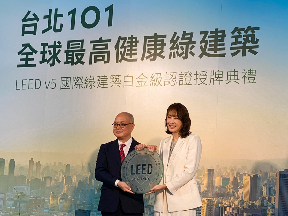 美國綠建築協會北亞區董事總經理杜日生(左)22日將全球最嚴格的綠建築標準LEED v5白金級認證頒給101董座賈永婕(右)。(吳琍君攝)