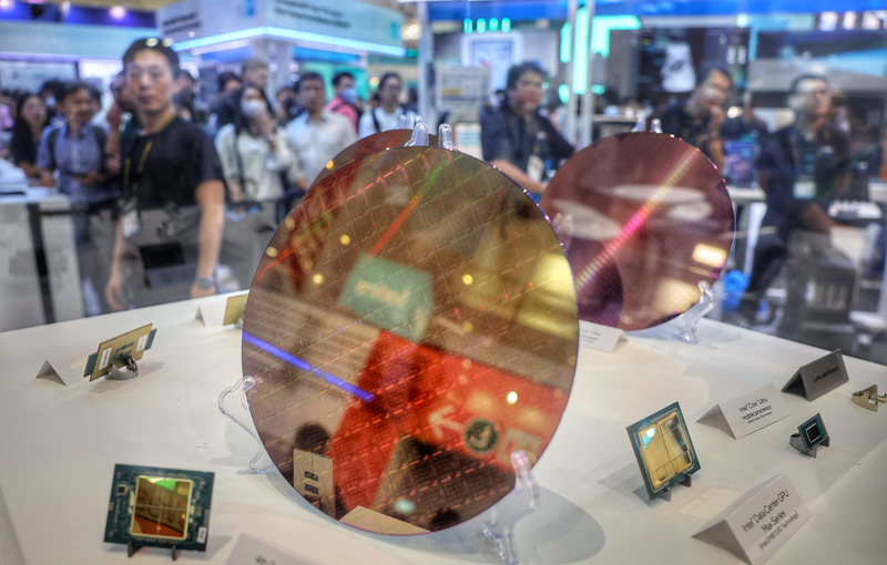 圖為台北國際電腦展上參展廠商陳列的晶圓與GPU等。 (檔案照)