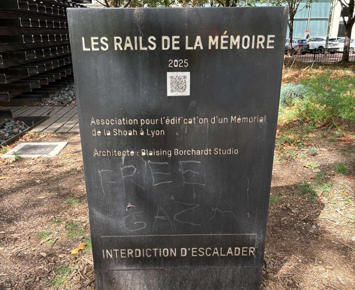 法國里昂一座大屠殺紀念碑遭人刻上「解放加薩」字樣。(翻攝X平台)