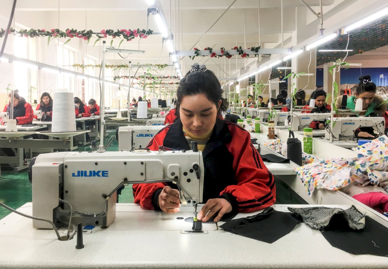 美國國土安全部查中國涉及強迫勞動商品，最近再將鋼鐵、鋰等產品納入嚴審範圍。圖為新疆再教育營學員工作情形。示意圖(路透社/達志影像)
