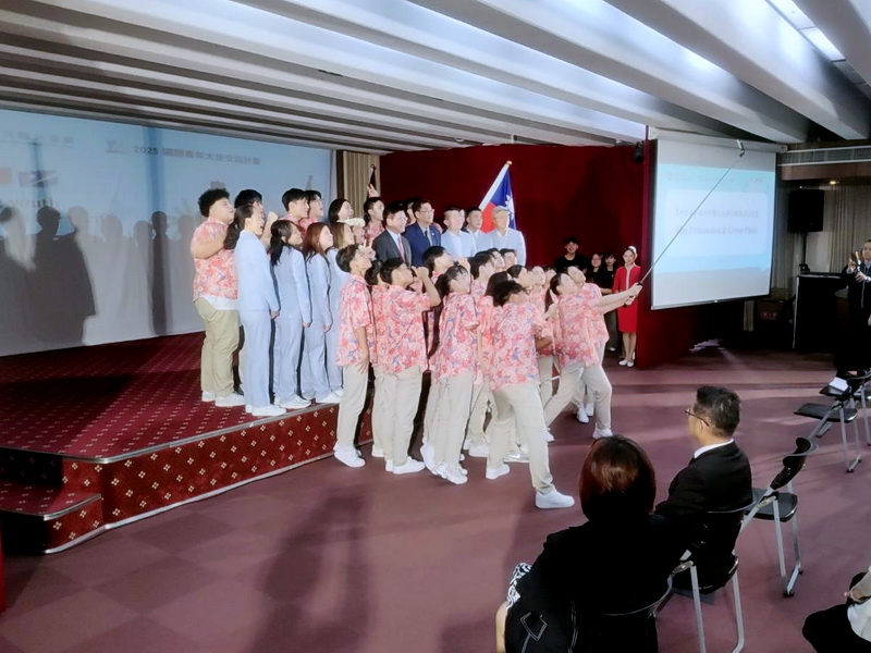外交部18日舉辦國際青年大使交流計畫出團授旗典禮，團員們在典禮結束後與外長林佳龍開心自拍 (央廣記者王照坤 攝)