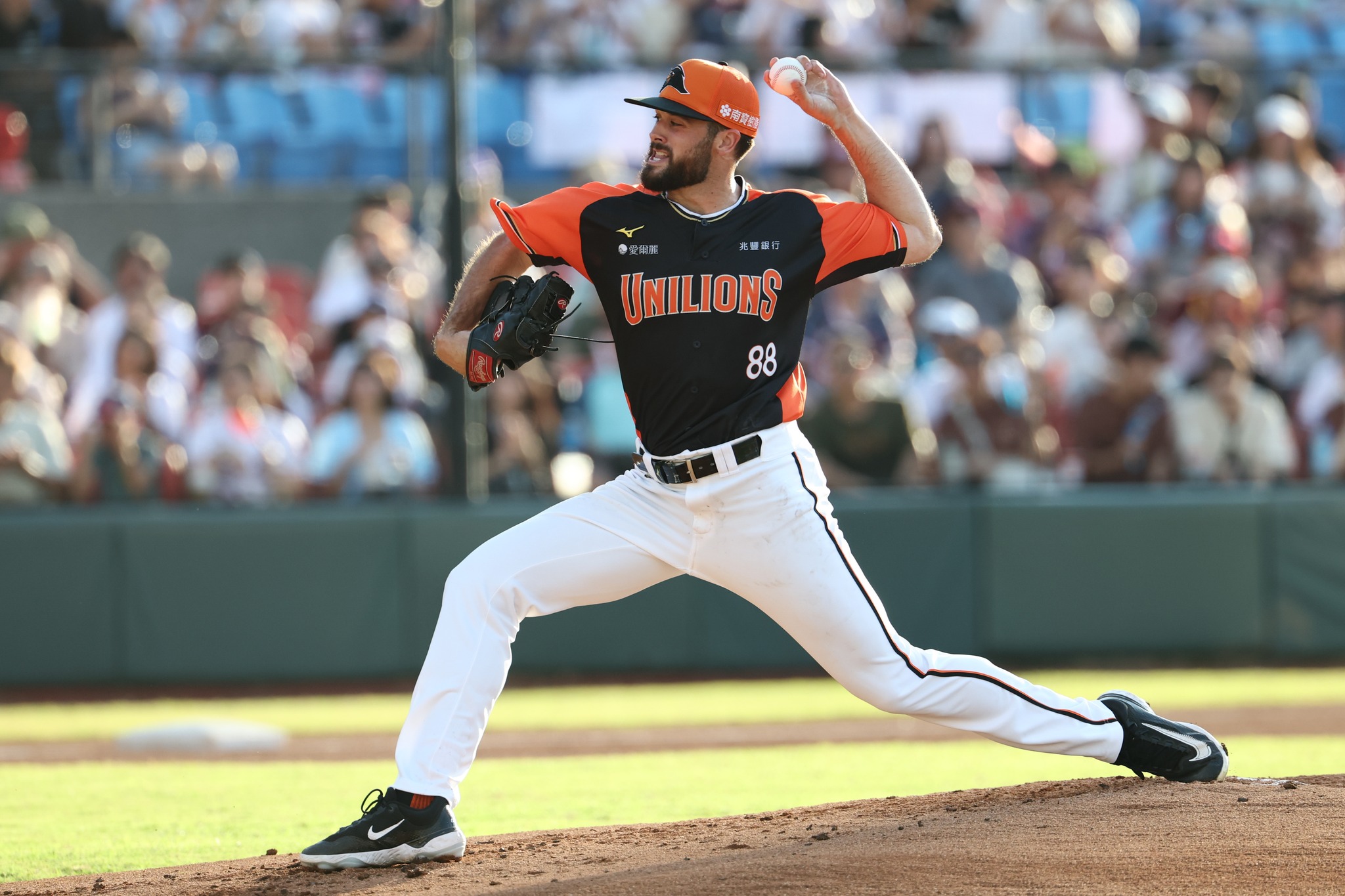 中職統一7-ELEVEn獅隊24日作客樂天桃園棒球場與樂天桃猿隊交手，讓新洋投奧德銳中職一軍初先發。(FB@統一獅官方粉絲團)