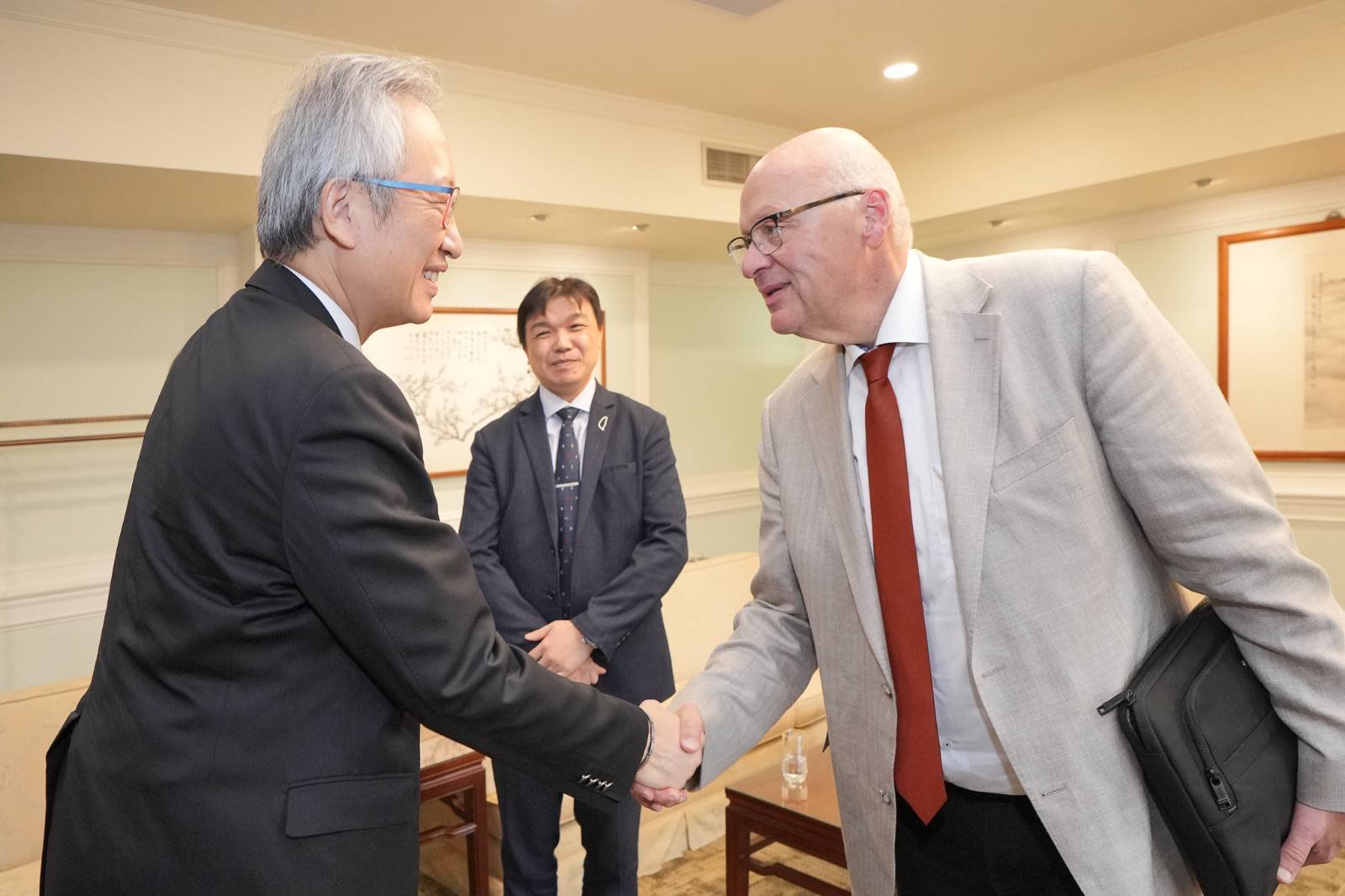 外交部政務次長吳志中歡迎德國國會外委會議員拉德萬(Alexander Radwan，右1)。(圖：外交部)