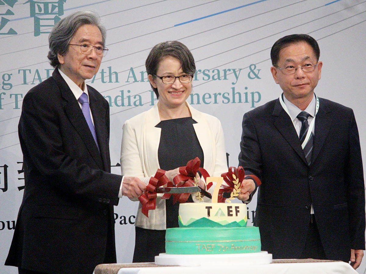 台灣亞洲交流基金會成立7週年，副總統蕭美琴(中)應邀出席，右為外交部次長葛葆萱，左為台亞會董事長蕭新煌 (央廣記者王照坤 攝)