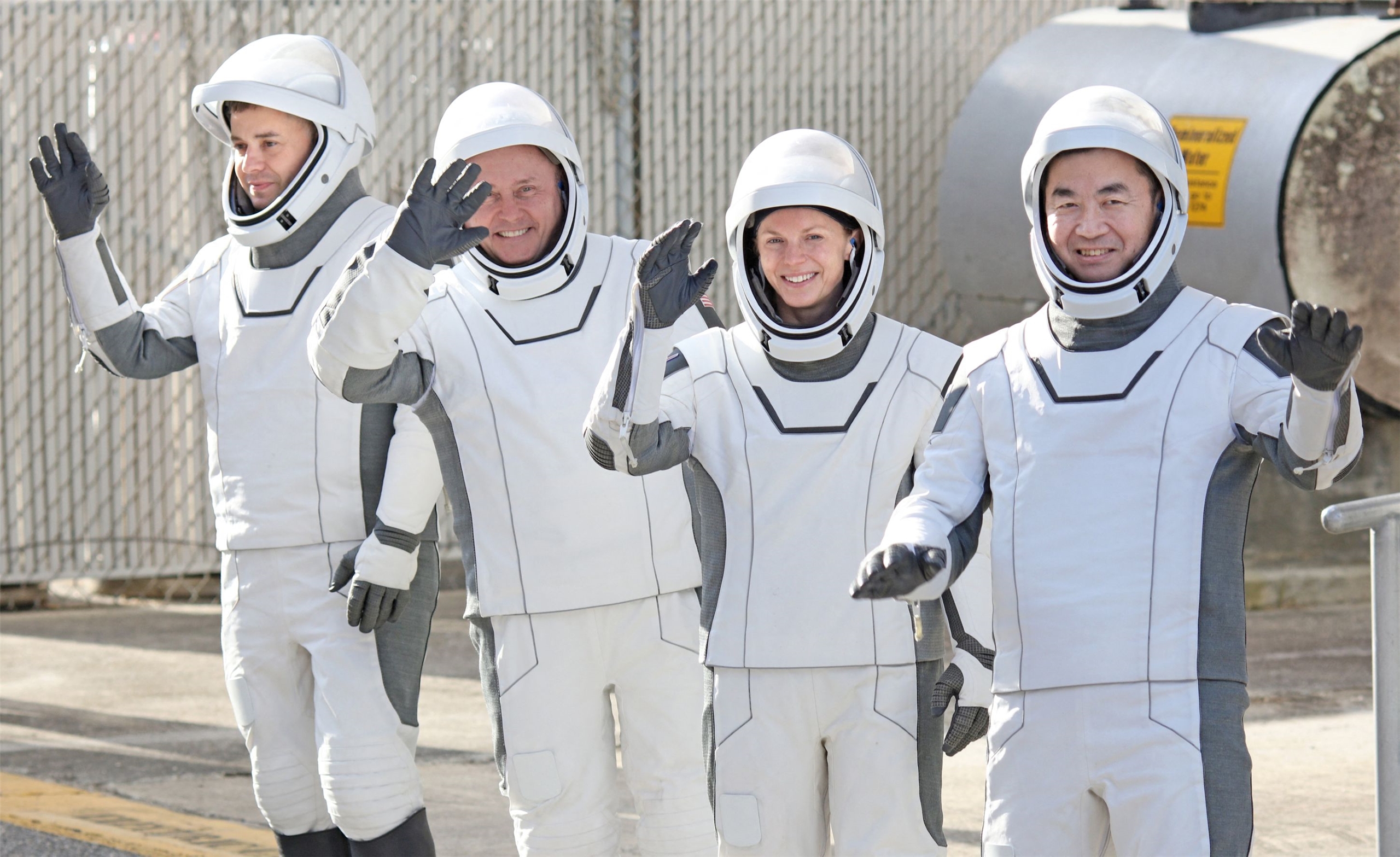 左起為俄羅斯聯邦太空總署（Roscosmos）太空人普勒托諾夫（Oleg Platonov）、芬克（Mike Fincke）、美國太空人卡德曼（Zena Cardman）和日本太空人油井龜美也。