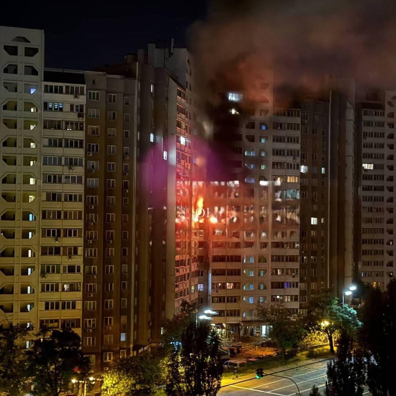 俄羅斯28日對烏克蘭首都基輔發動大規模攻擊，一棟大樓遇襲迸出火光。(X平台/@rmjr2654)